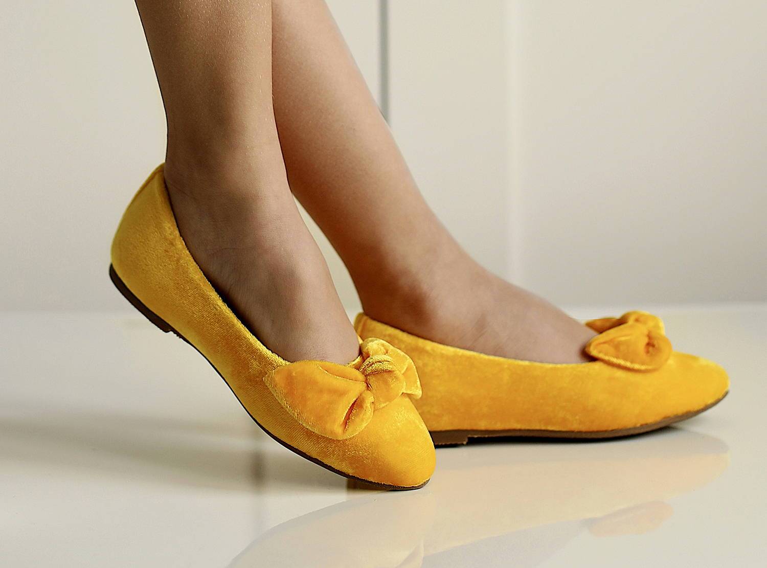 3 sunny looks with Poppy yellow shoes - Age of Innocence