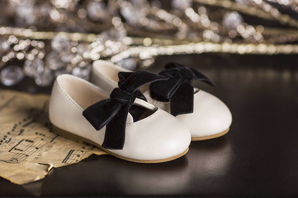 2 elegant looks wish Vicky milk shoes - Age of Innocence
