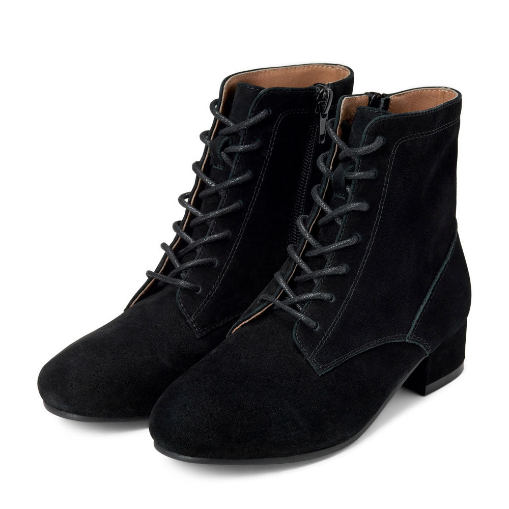 Alaya Black Boots Age of Innocence
