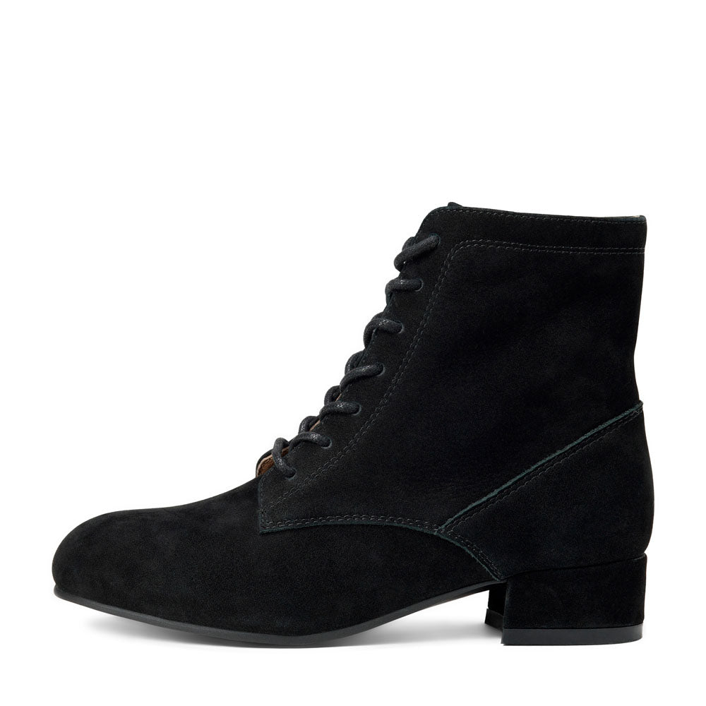 Alaya Black Boots Age of Innocence