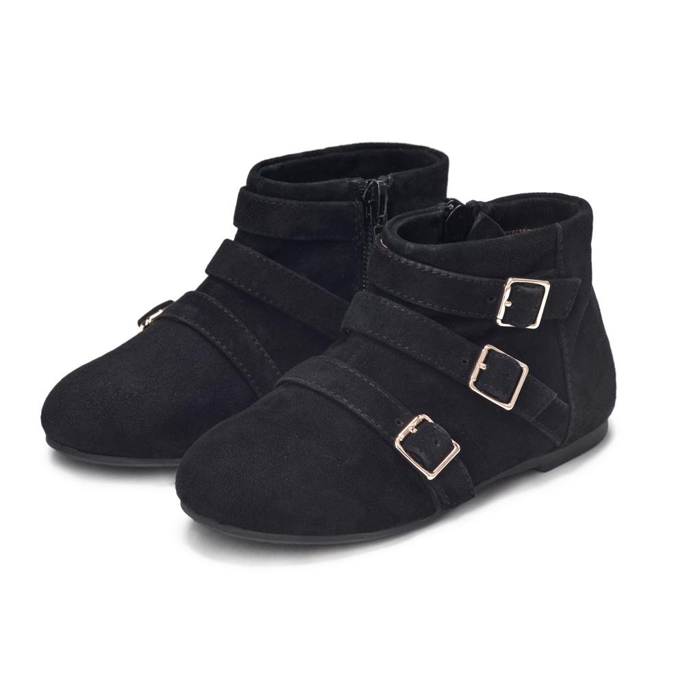 Phoebe Black Boots Age of Innocence