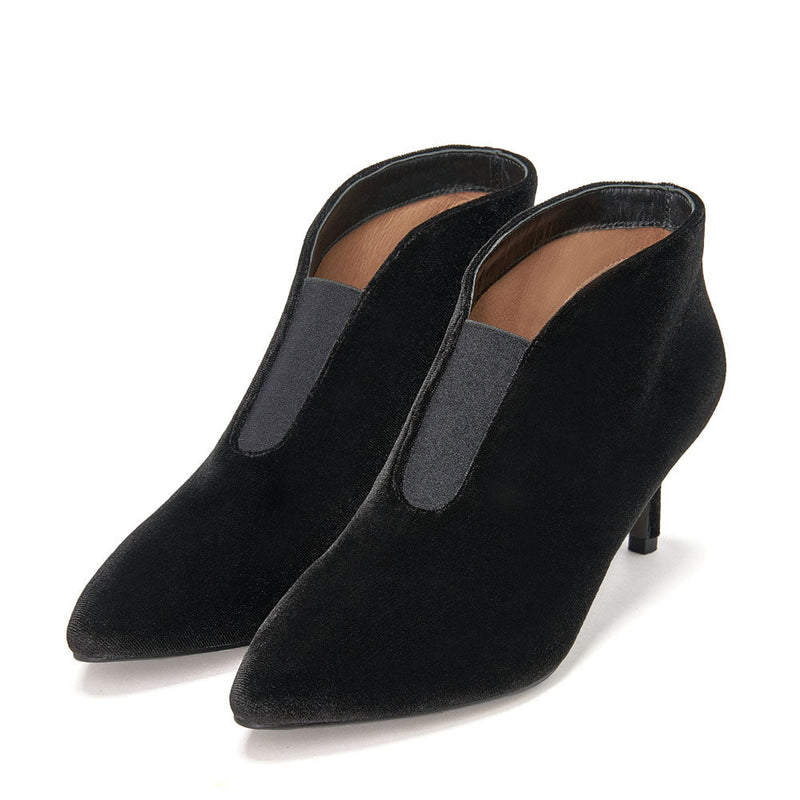 Pris Black Boots by Age of Innocence